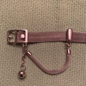 Elegant Silver Mesh 1/2” Belt. decorative buckle
Mesh 36” l. Versatile neutral